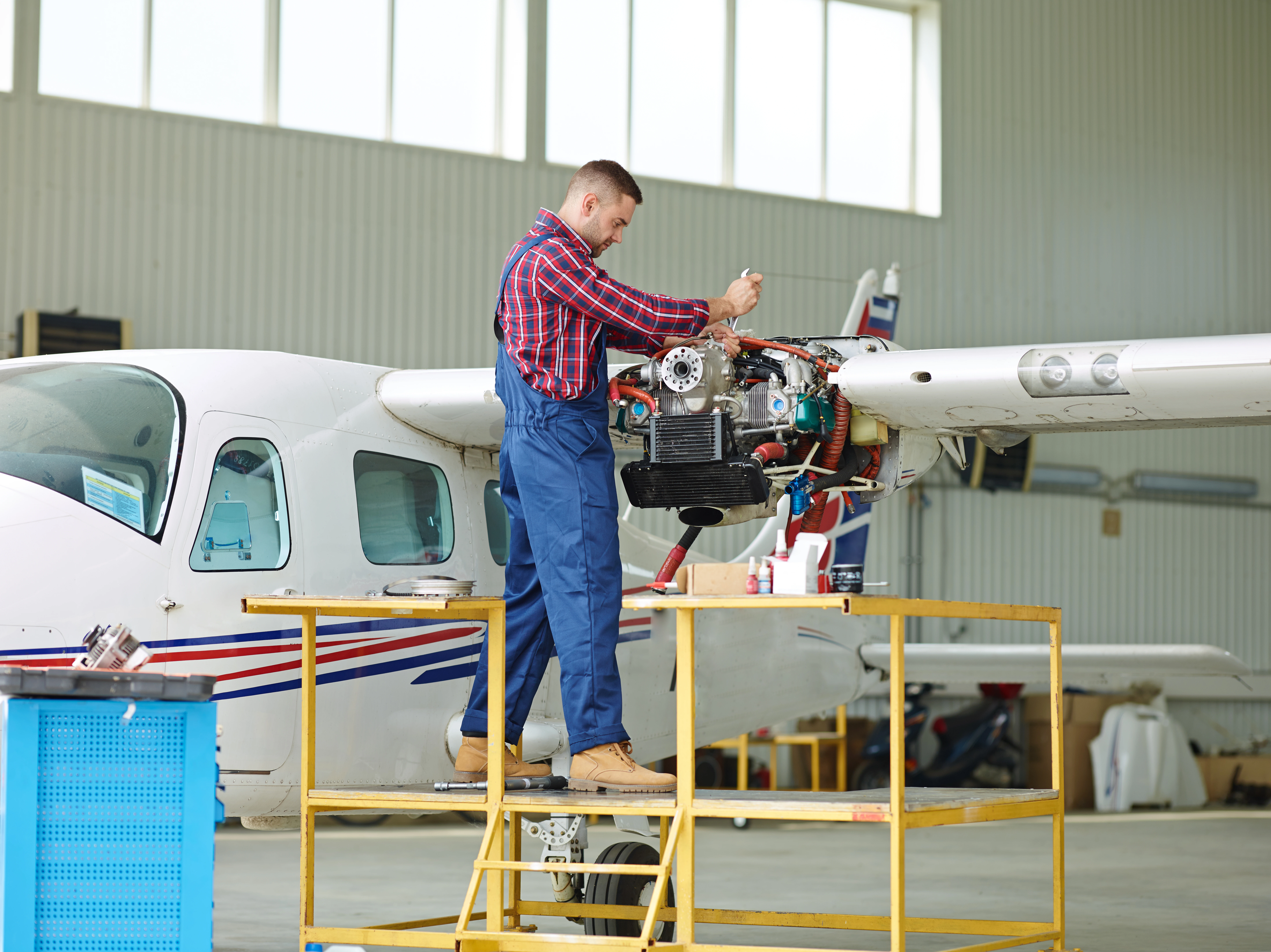 Foto de manutenção de componentes aeronáuticos